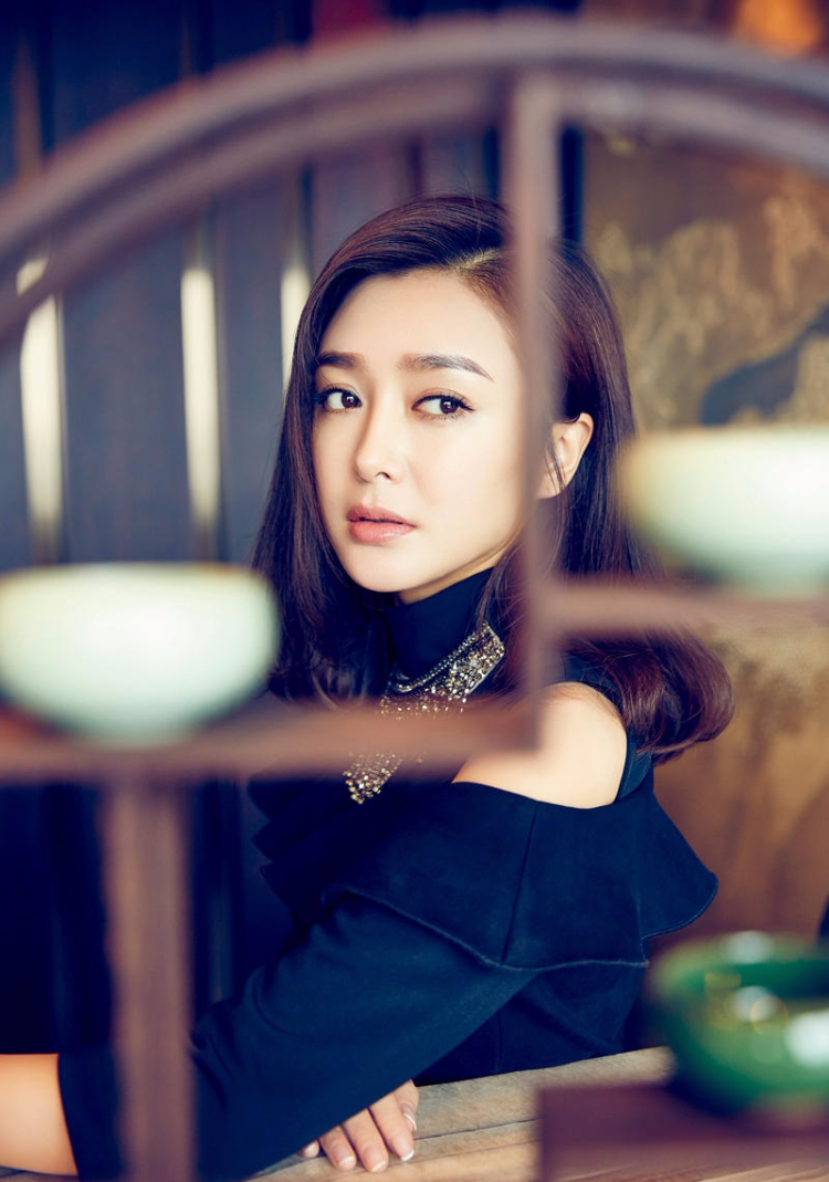 秦岚杂志拍摄封面大片 简约大方率性十足