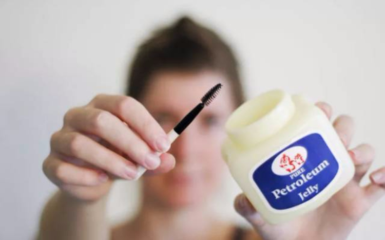 她把唇膏涂在睫毛上，第二天起床惊呆了！