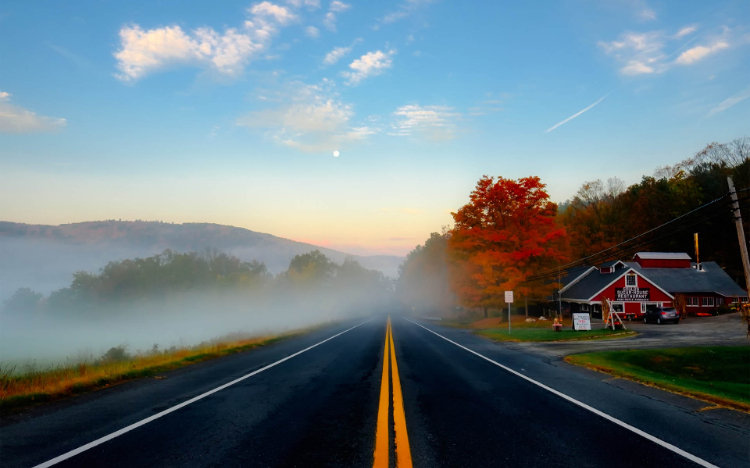 平坦宽阔的公路风景