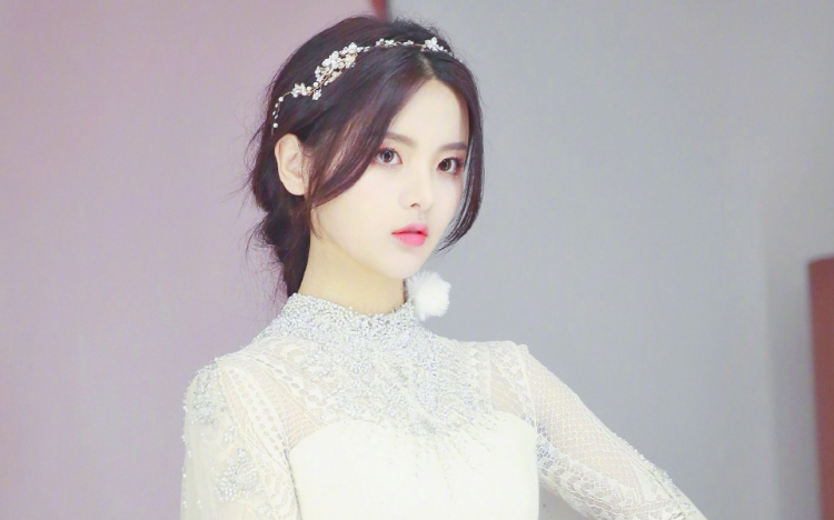 杨超越清纯婚纱写真