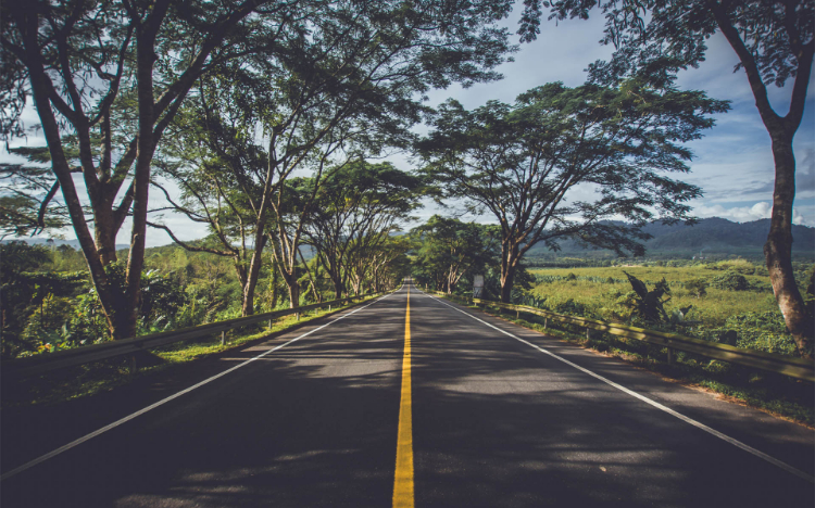 平坦宽阔的公路风景