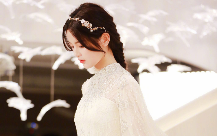 杨超越清纯婚纱写真