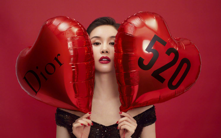 王子文一字肩黑裙性感写真