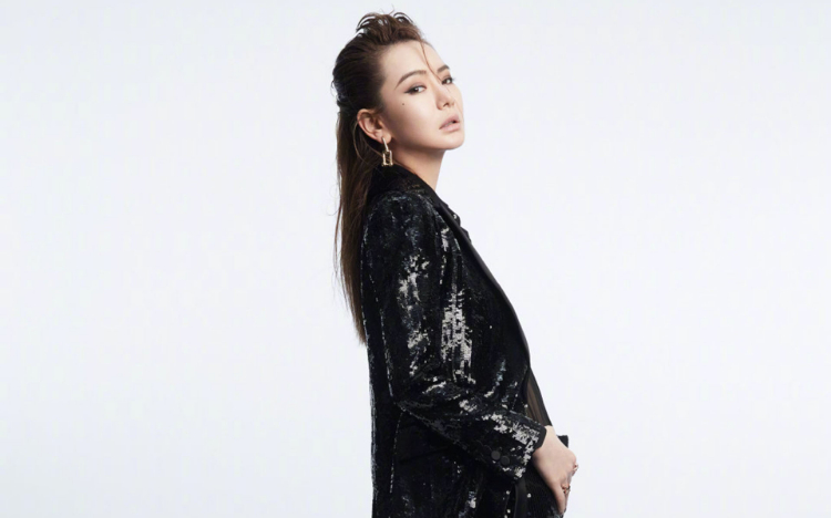 戚薇湿发烟熏妆写真