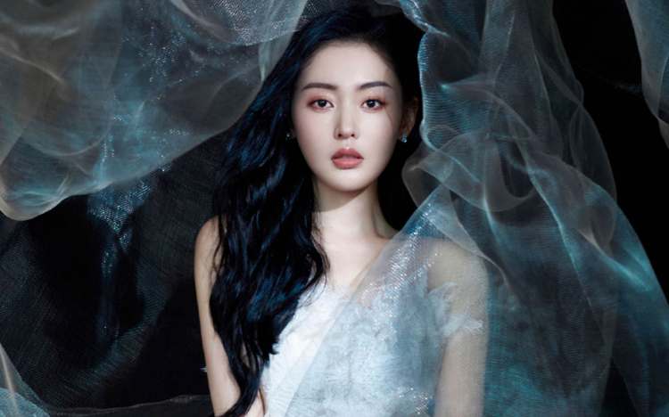 张天爱吊带白裙性感写真