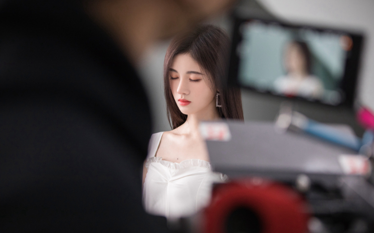 鞠婧祎吊带裙清秀甜美