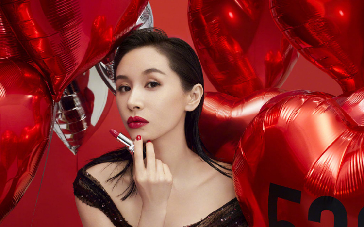 王子文一字肩黑裙性感写真