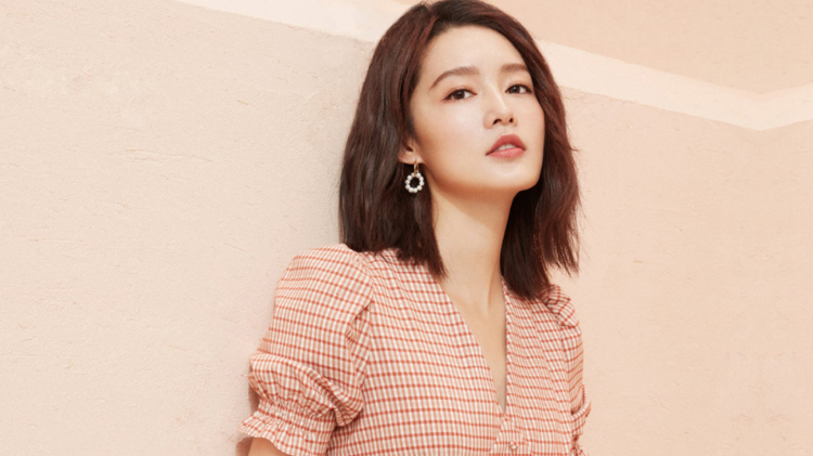 李沁轻盈少女风写真