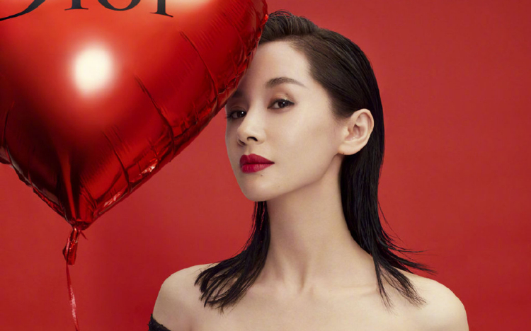 王子文一字肩黑裙性感写真