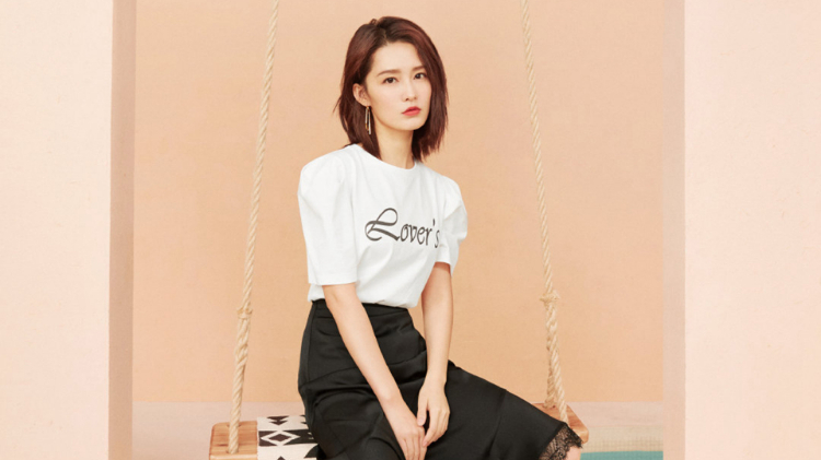 李沁轻盈少女风写真