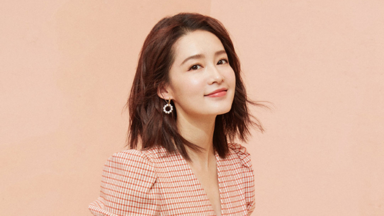 李沁轻盈少女风写真