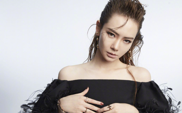 戚薇湿发烟熏妆写真