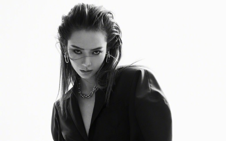 戚薇湿发烟熏妆写真