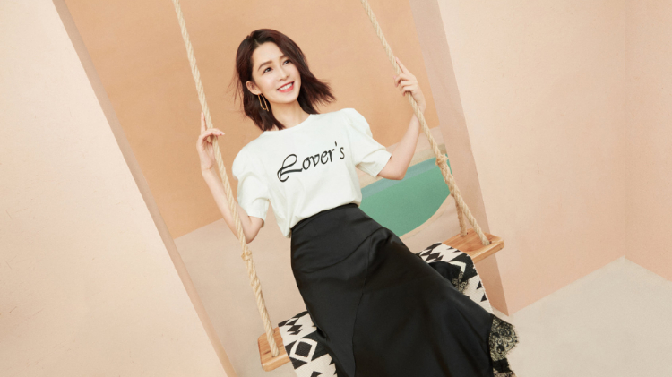 李沁轻盈少女风写真