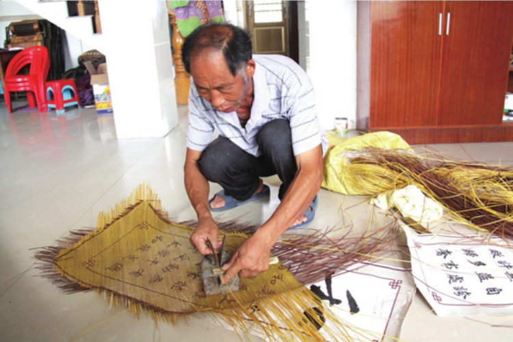 传统手艺新风采 巧匠竹篾编字画