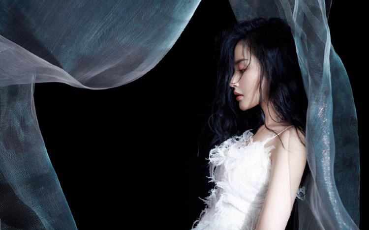 张天爱吊带白裙性感写真