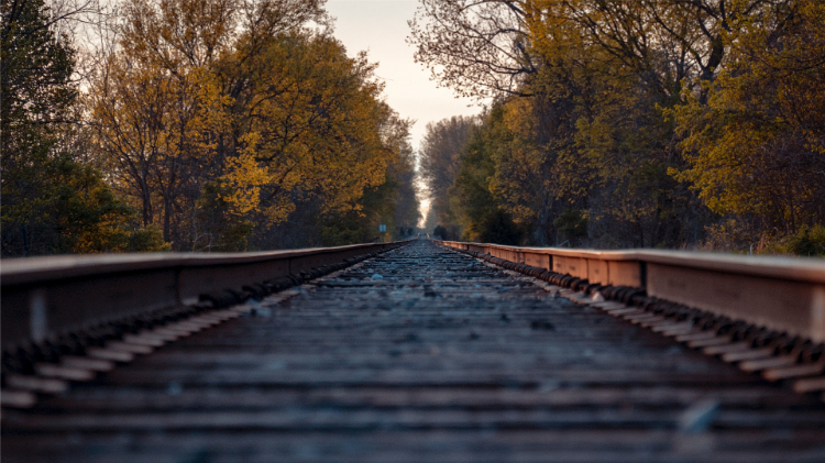漂亮的铁轨沿途风景