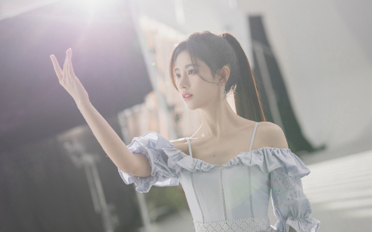 鞠婧祎吊带裙清秀甜美