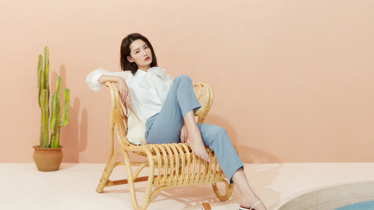 李沁轻盈少女风写真