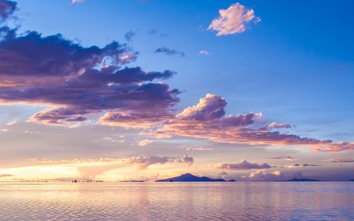 没有人是生来就无情的，都是经历并看到了太多自己不想看到的，而最终选择了关上自己的某扇门。 ​​​​