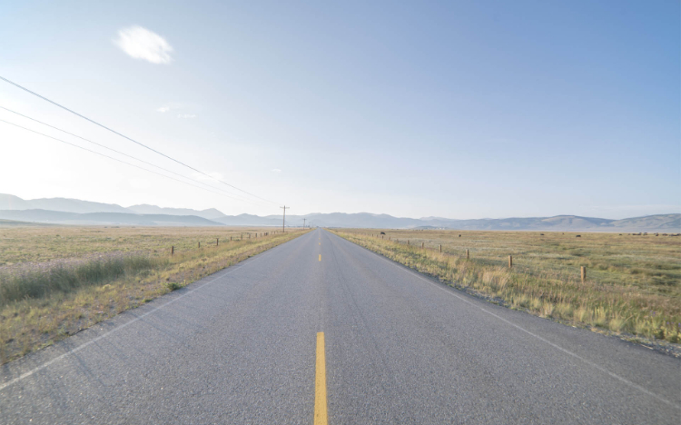 平坦宽阔的公路风景