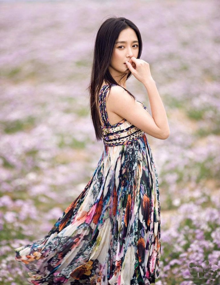 秦岚全新简约时尚写真 优雅清新的气质