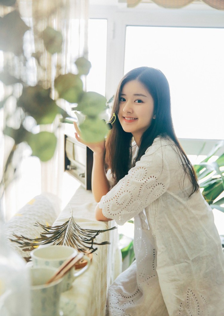 甜美笑容演绎清新自然风