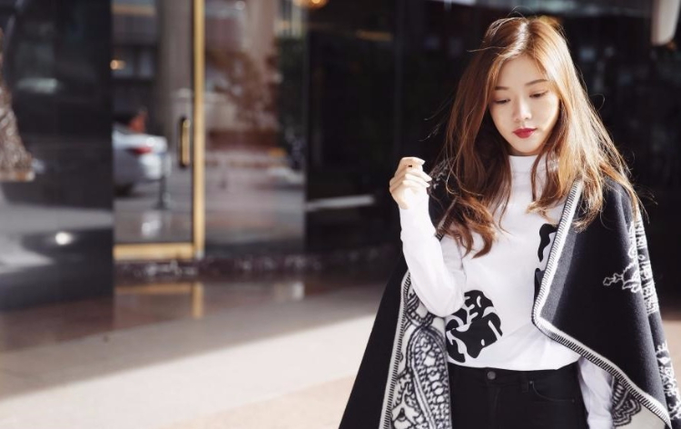 邓家佳优雅迷人的街拍图片 完美演绎多重活力