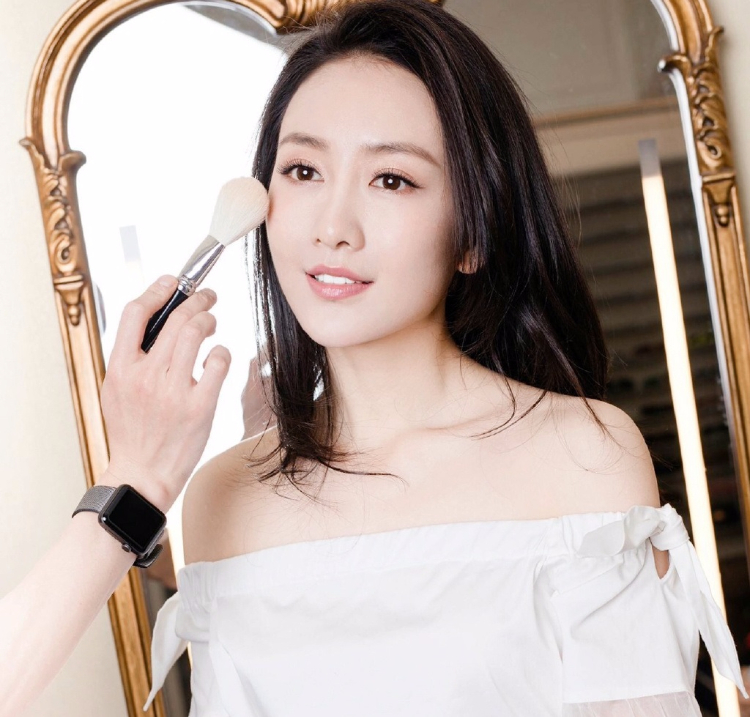 王鸥街拍写真 气质时尚迷人