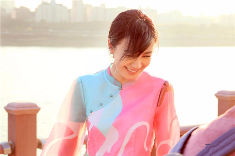 李菲儿拍青春时尚写真 甜美靓丽皮肤白皙