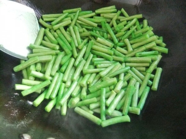 炒豇豆角用焯水吗