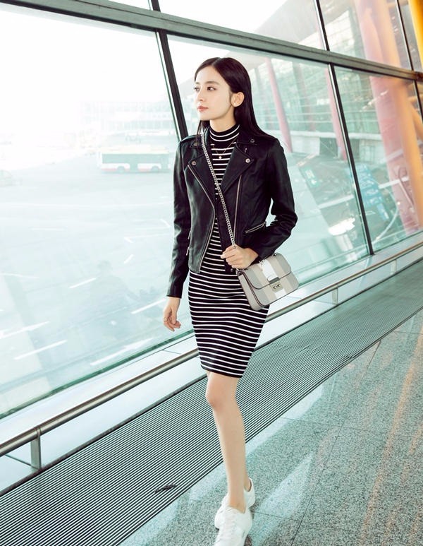 古力娜扎简约造型的机场街拍