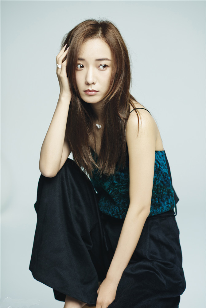 王珞丹治愈系写真登封面 秀大好身材