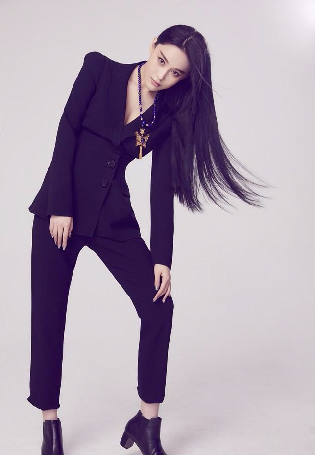 张馨予杂志封面写真 尽显御姐女神范