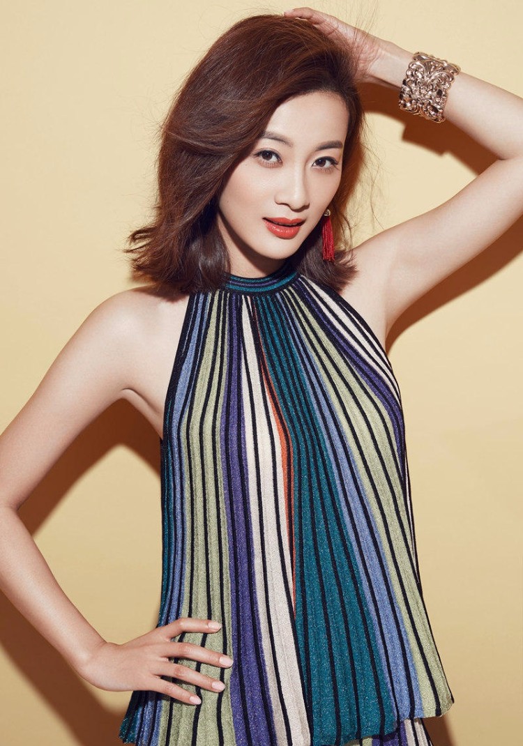 徐梵溪小露香肩性感图片 明眸与红唇尽显冷艳妩媚