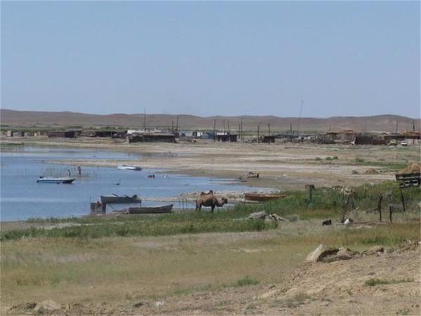 世界上最奇葩的湖，一半是咸水湖一半是淡水湖