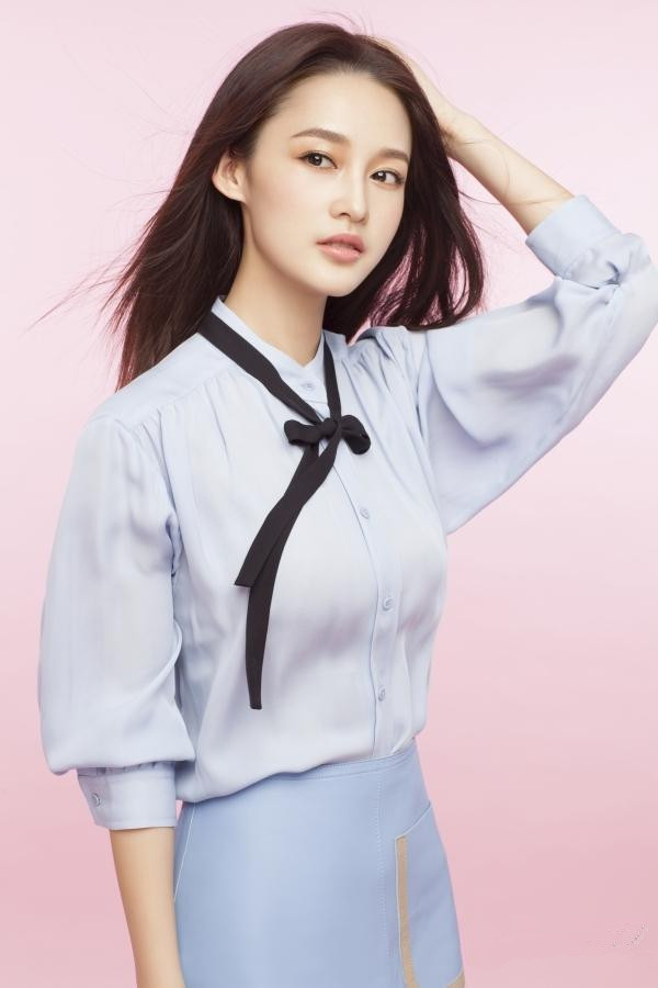 李沁拍摄新大片 双眸灵动特清新