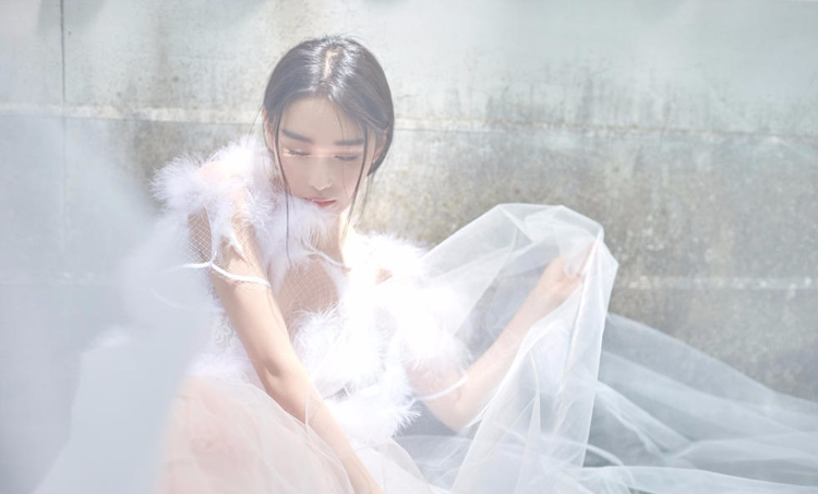 张馨予清新纯美的仙气图片 忧郁眼神惹人怜