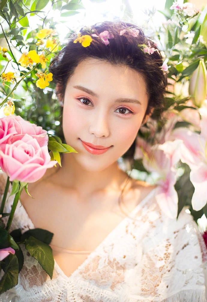 韩丹彤花仙子写真 清新桃花妆配白色蕾丝裙