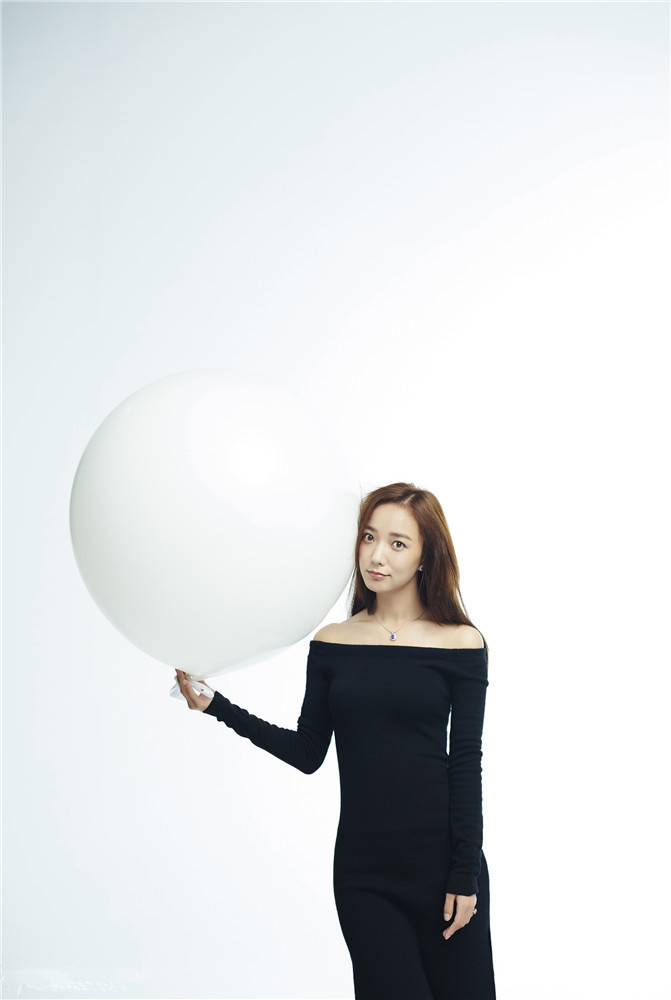 王珞丹治愈系写真登封面 秀大好身材