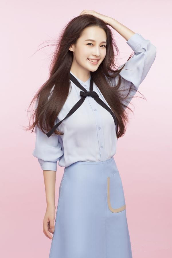 李沁拍摄新大片 双眸灵动特清新