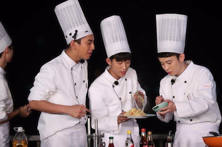 《高能少年团》上演厨神大赛 王俊凯爆炒张一山大力颠勺