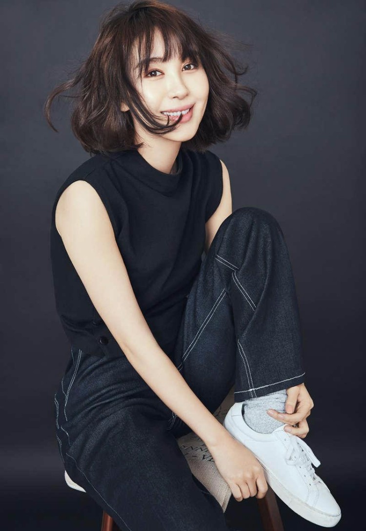 李菲儿全新黑白美照 有“中国好女友”的美赞