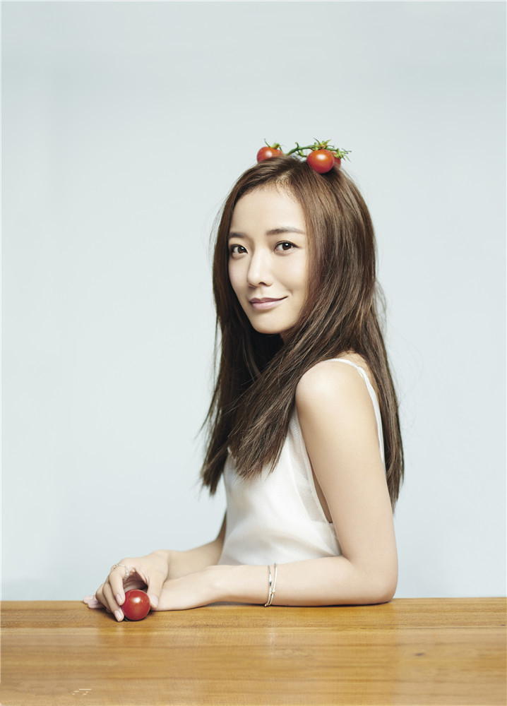 王珞丹治愈系写真登封面 秀大好身材