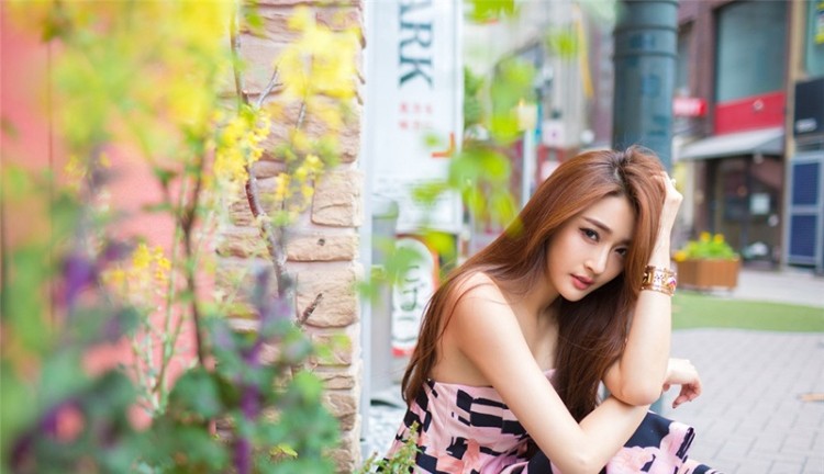 粉色欢脱少女出没！ 陈冰夏日街头写真轻甜可爱