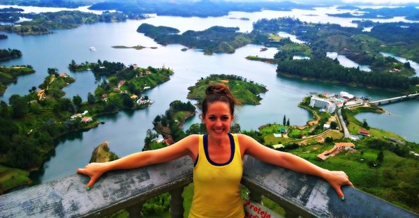 一块万吨巨石，引得游客蜂拥而来