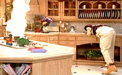 年轻人做事只考虑自个，顺手就把车子放在路中间，这让后边的车怎么通过