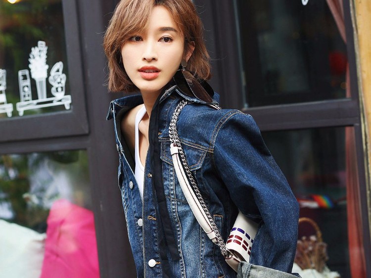 美女明星张俪腰细腿长时尚写真