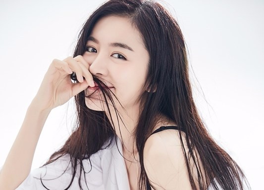 赵多娜拍湿发诱惑写真 长腿很抢镜