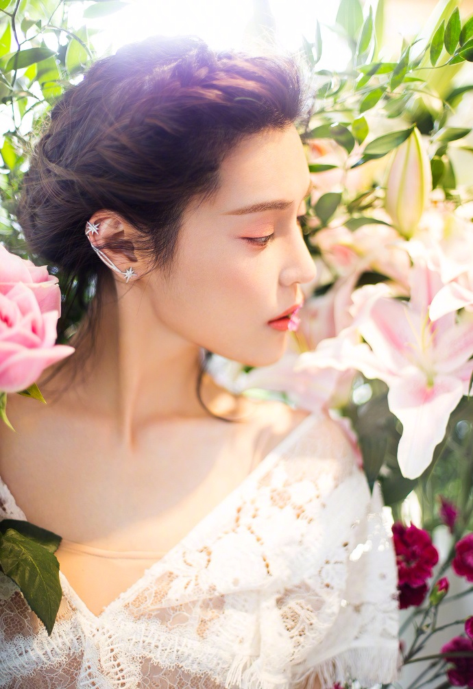 韩丹彤花仙子写真 清新桃花妆配白色蕾丝裙